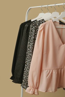 Kadın kıyafetleri. Moda atölyesinde şık ve şık giysilerle elbise askısı. Kaliteli, zamansız moda eserleri.