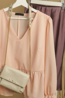 Kadın kıyafetleri. Moda atölyesinde şık ve şık giysilerle elbise askısı. Kaliteli, zamansız moda eserleri.