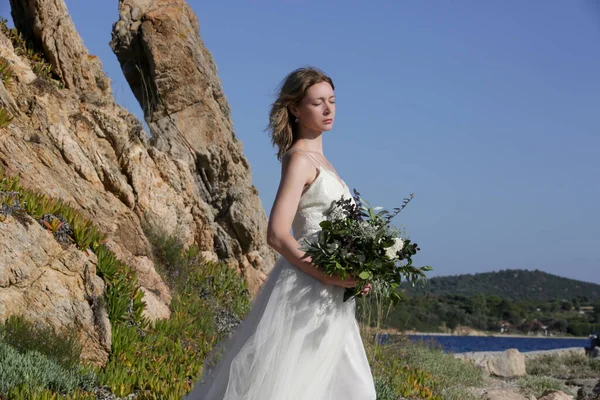 Menyasszony Hosszú Fehér Esküvői Ruha Áll Szeles Tenger Szikla Part — Stock Fotó