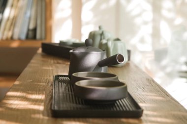 Geleneksel Çin çay töreni için çay takımı hazır..