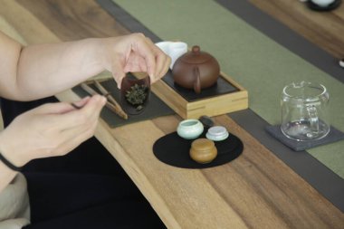 Çin Çay Seremonisi tecrübesi. Geleneksel Çin Çay Seremonisi 'nde nefis sıcak çay. Geleneksel çay seremonisi sınıfına katılan bir grup kadın..