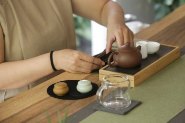 Çin Çay Seremonisi tecrübesi. Geleneksel Çin Çay Seremonisi 'nde nefis sıcak çay. Geleneksel çay seremonisi sınıfına katılan bir grup kadın..