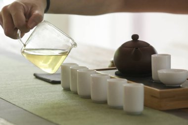 Çin Çay Seremonisi tecrübesi. Geleneksel Çin Çay Seremonisi 'nde nefis sıcak çay. Geleneksel çay seremonisi sınıfına katılan bir grup kadın..