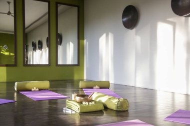 Durup zen hissetmek için keyifli meditasyon stüdyoları. Boş yoga stüdyosu, minderler, yastıklar ve aksesuarlar, geniş meditasyon odası. 