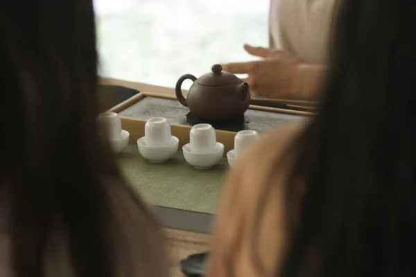 中国の茶道体験 伝統的な中国茶の儀式で絶妙な熱いお茶 伝統的な茶道教室に参加する女性のグループ 写真のセリエ — ストック写真