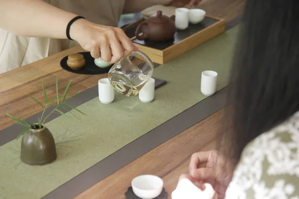 中国茶道礼仪经验 在传统的中国茶道仪式上 品尝热茶 参加传统茶道仪式的妇女团体 照片系列 — 图库照片