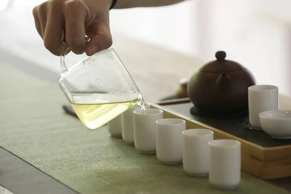 中国茶道礼仪经验 在传统的中国茶道仪式上 品尝热茶 参加传统茶道仪式的妇女团体 照片系列 — 图库照片