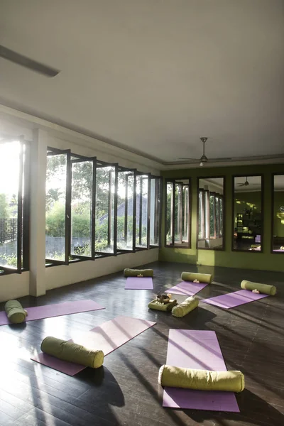 Glückselige Meditationsstudios Zum Innehalten Und Zen Fühlen Leeres Yogastudio Matten — Stockfoto