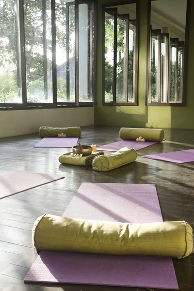 Blissful Meditation Studios Stop Feel Zen Empty Yoga Studio Mats — Stock Photo, Image