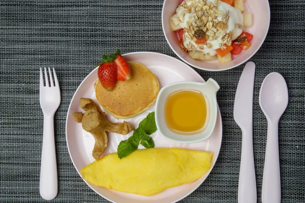 Kindermenü Omelett Pfannkuchen Mit Ahornsirup Müsli Mit Joghurt Und Einem — Stockfoto