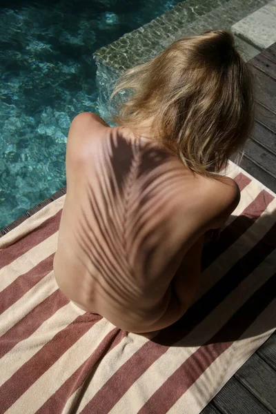 Vrouw Zonnebaden Naakt Rug Met Palm Blad Schaduw Het Lichaam — Stockfoto