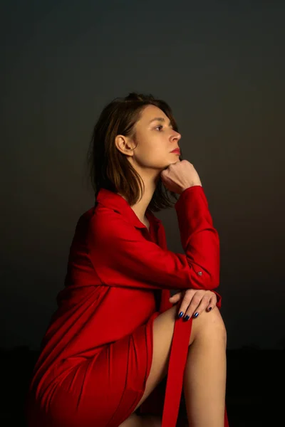 Mode Stil Porträtt Ung Fantastisk Kvinna Poserar Röd Klänning Solnedgången — Stockfoto
