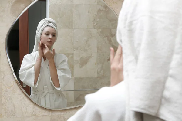 妇女洗澡后在镜子前做抗衰老面部按摩 美容美发理念在家里出现 — 图库照片