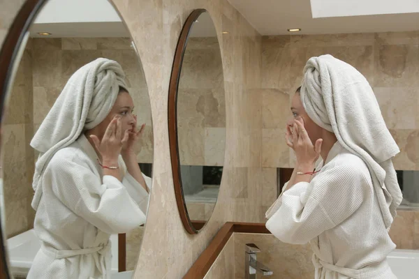 Mulher Fazendo Massagem Facial Idade Frente Espelho Após Chuveiro Conceito — Fotografia de Stock