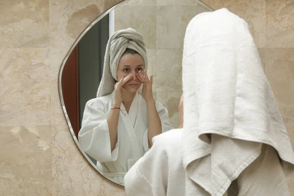 Frau Bei Age Gesichtsmassage Vor Dem Spiegel Nach Dem Duschen — Stockfoto