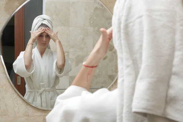 Vrouw Doet Leeftijd Gezicht Massage Voorkant Van Spiegel Douche Schoonheid — Stockfoto