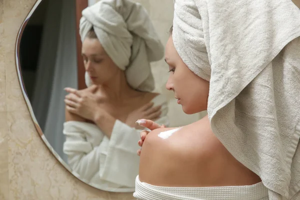Kobieta Stosująca Balsam Ciała Aby Nawilżyć Skórę Prysznicu Koncepcja Pielęgnacji — Zdjęcie stockowe