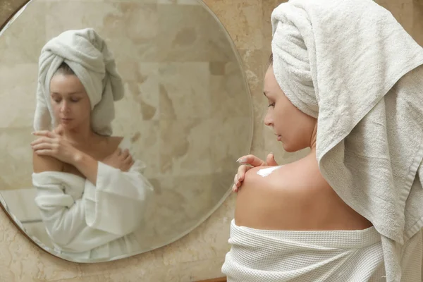 シャワー後の肌を潤すためにボディローションを塗る女性 美容スキンケアコンセプト — ストック写真