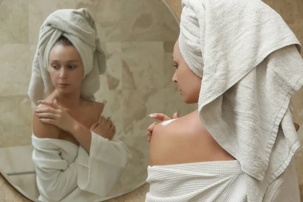 妇女沐浴后使用润肤乳液润肤 美肤护理理念 — 图库照片