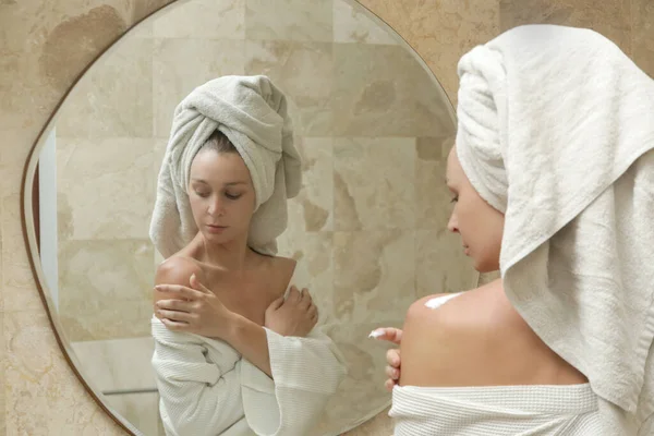 妇女沐浴后使用润肤乳液润肤 美肤护理理念 — 图库照片