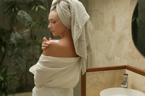 Kobieta Stosująca Balsam Ciała Aby Nawilżyć Skórę Prysznicu Koncepcja Pielęgnacji — Zdjęcie stockowe