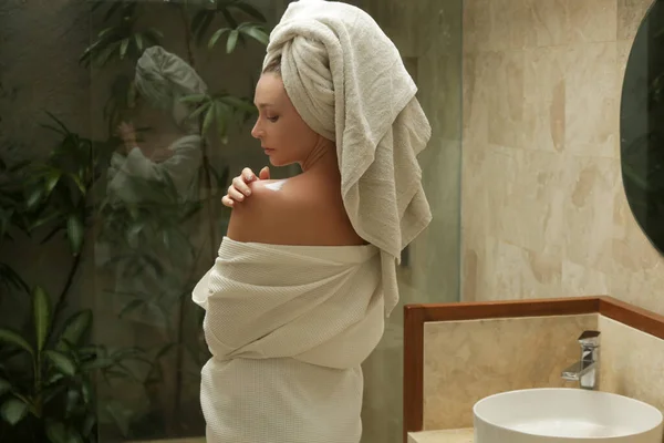 Frau Trägt Körperlotion Auf Ihre Haut Nach Dem Duschen Mit — Stockfoto