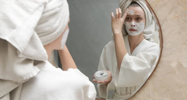 Frau Spielt Schönheitsgesichtsmaske Vor Dem Spiegel Schönheitspflegekonzept Hause — Stockfoto