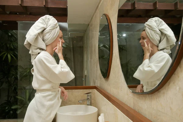 女性在镜子前使用面霜润肤 美感肌肤护理理念 — 图库照片
