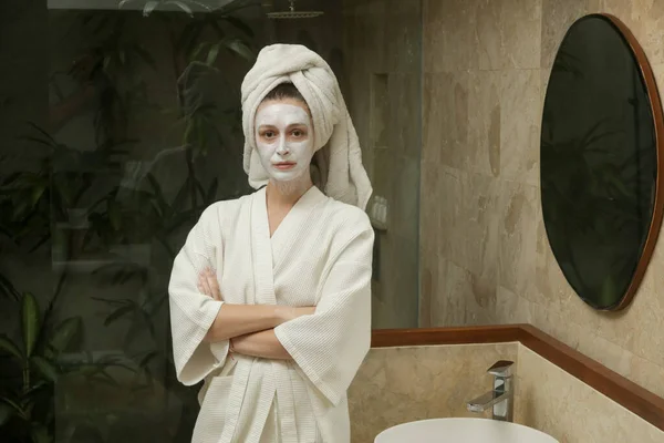 Retrato Una Mujer Con Mascarilla Belleza Baño Cuidado Piel Mimos — Foto de Stock