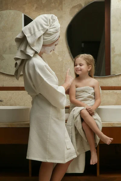 Portret Matki Córeczką Owinięty Ręczniki Łazience Bawiący Się Podczas Rutynowej — Zdjęcie stockowe