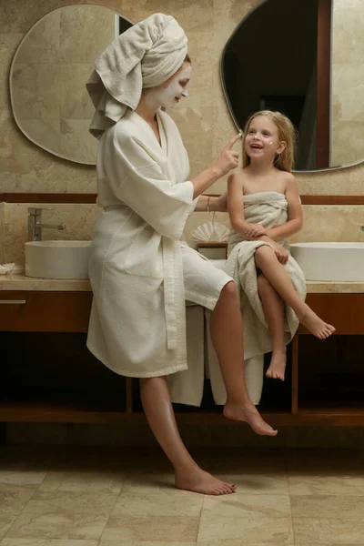 Portrét Matky Svou Dcerou Zabalené Ručníky Koupelně Baví Během Péče — Stock fotografie