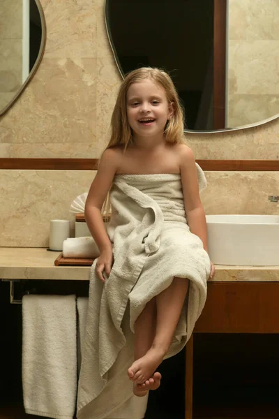 浴室のタオルに包まれたかわいい女の子の肖像画 — ストック写真