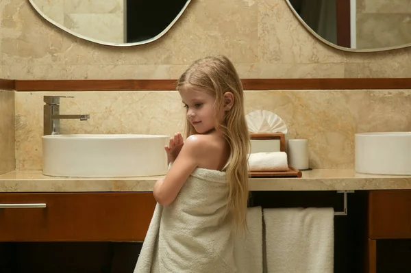 浴室のタオルに包まれたかわいい女の子の肖像画 — ストック写真