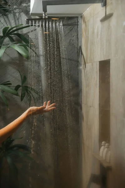Kadın Elini Duş Kabininde Akan Suyun Altında Tutuyor — Stok fotoğraf