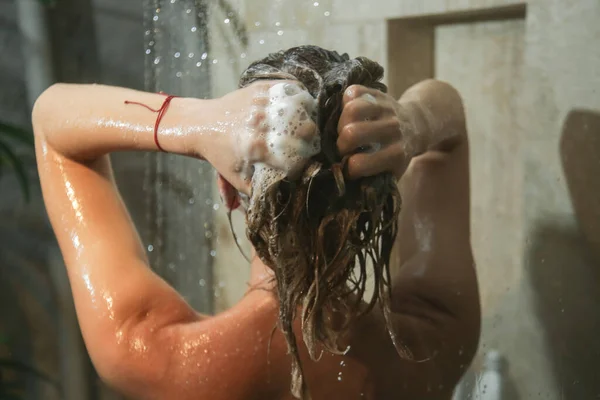 Mladá Žena Sprchuje Myje Vlasy Sprchovém Koutku — Stock fotografie