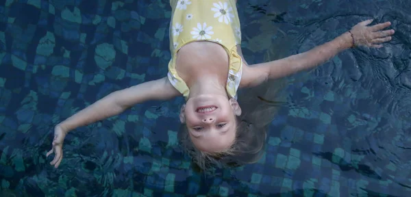 Portrait Adorable Years Old Girl Floating Swimming Pool — 스톡 사진