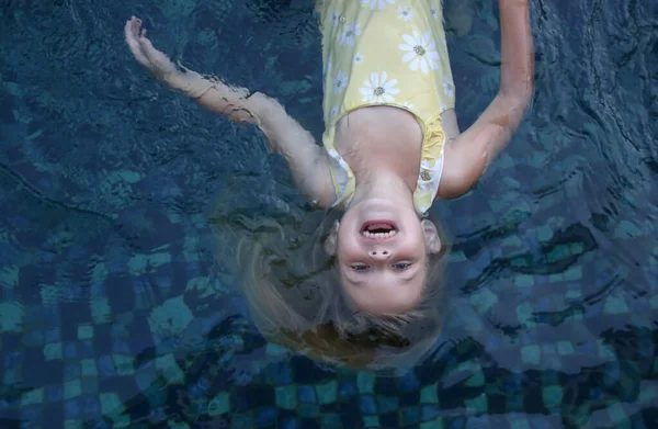 Portrait Adorable Years Old Girl Floating Swimming Pool — Fotografia de Stock