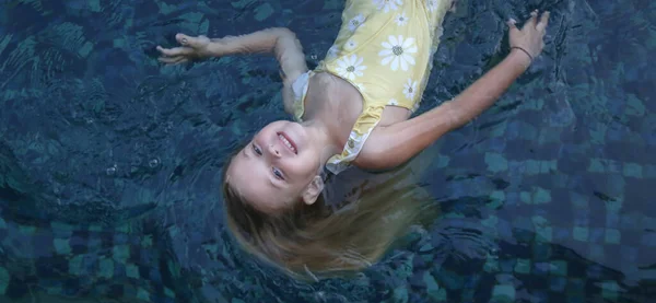 Yüzme Havuzunda Yüzen Yaşındaki Sevimli Kızın Portresi — Stok fotoğraf