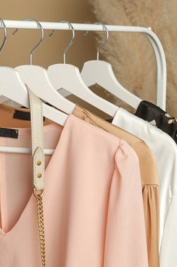 Kadın kıyafetleri. Moda atölyesinde şık ve şık giysilerle elbise askısı. Kaliteli, zamansız moda eserleri.