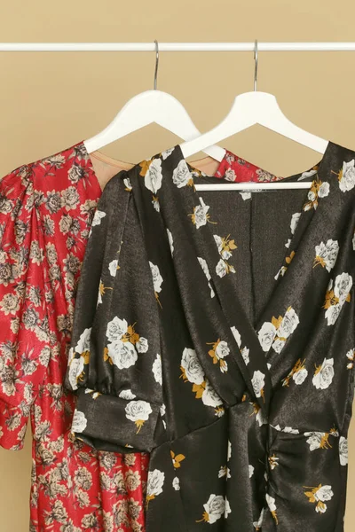 Γυναικεία Ρούχα Ράφι Ρούχων Κομψά Και Κομψά Floral Μεταξωτά Φορέματα — Φωτογραφία Αρχείου