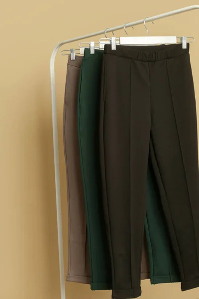 Ubrania Damskie Stojak Ubrania Klasycznymi Firmowymi Spodniami Różnych Kolorach Dobra — Zdjęcie stockowe