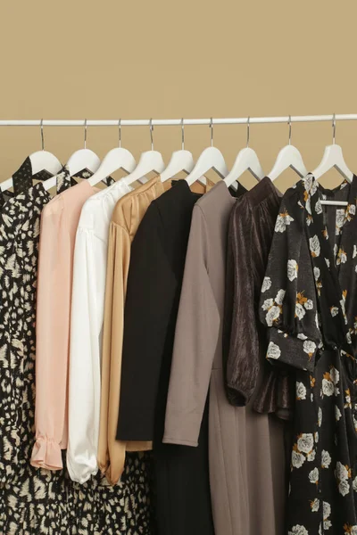 Kadın Kıyafetleri Moda Atölyesinde Şık Şık Giysilerle Elbise Askısı Kaliteli — Stok fotoğraf