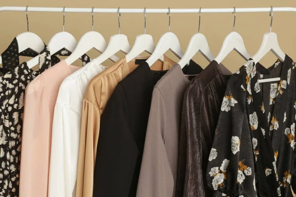 Kadın Kıyafetleri Moda Atölyesinde Şık Şık Giysilerle Elbise Askısı Kaliteli — Stok fotoğraf