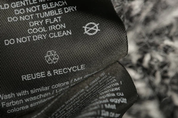 Etichetta Composizione Del Tessuto Istruzioni Lavaggio Segno Riciclaggio Sull Etichetta — Foto Stock