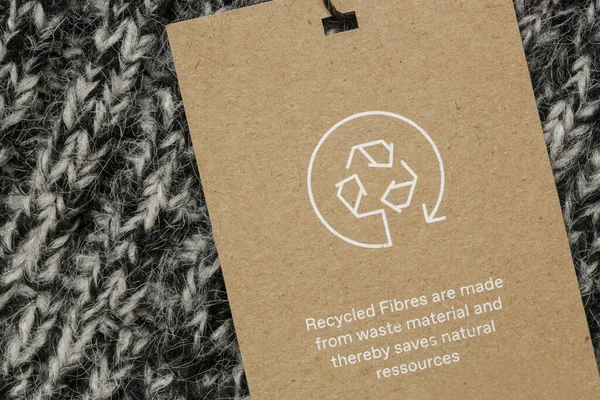 Primer Plano Etiqueta Ropa Con Icono Reciclaje Concepto Productos Reciclaje —  Fotos de Stock