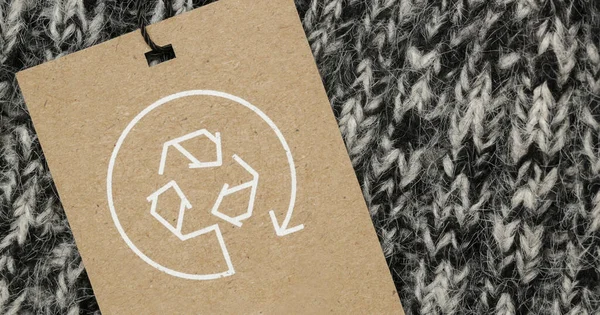 Close Van Kledinglabel Met Recycle Icoon Concept Recyclingproducten Geen Afval Stockafbeelding