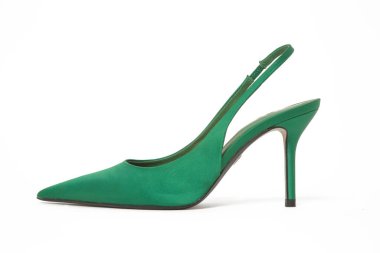 Yeşil saten topuklu, beyaz arka planda soyutlanmış sivri uçlu topuklu.
