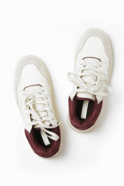 Beyaz arka planda izole edilmiş, temiz, temiz bir çift beyaz deri spor ayakkabı. Stüdyo çekimini kapat..