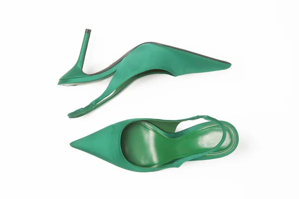 Verde Cetim Sandálias Saltos Com Dedo Apontado Elegante Isolado Fundos — Fotografia de Stock