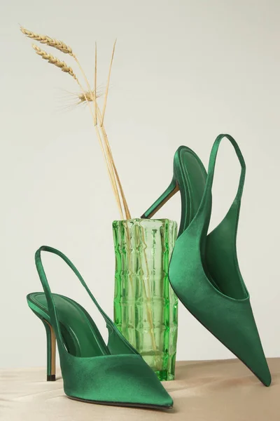 创意工作室拍摄绿色缎子后跟与优雅的尖趾 产品摄影 — 图库照片